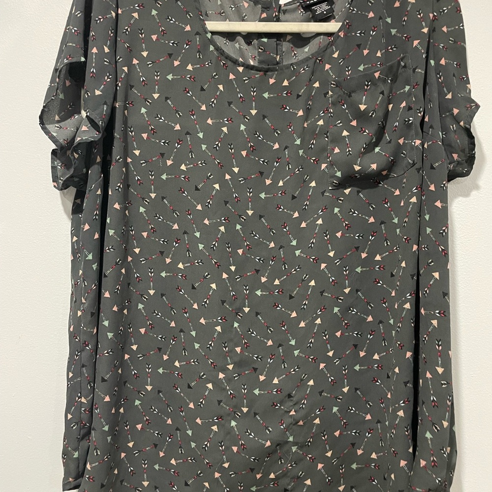 GUC Torrid Semisheer Top with Button Back Sz. 4